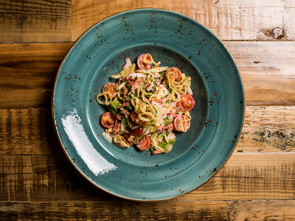 Салат _Командировка_ с салями и копченым сыром сулугуни